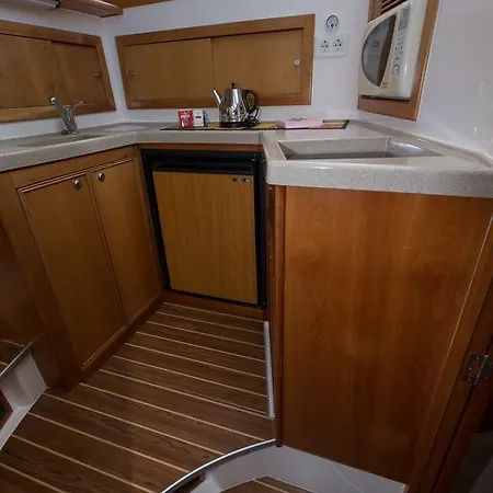 Botel Yaku Wayra Charter Playa Blanca (Lanzarote)