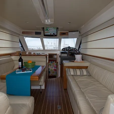 Botel Yaku Wayra Charter *