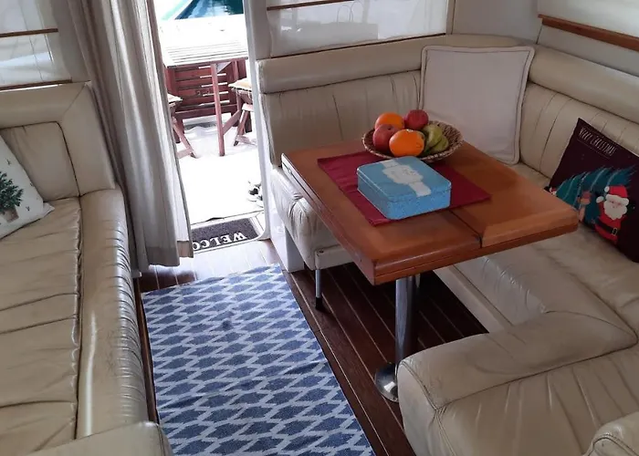 Yaku Wayra Charter ספינת מלון *