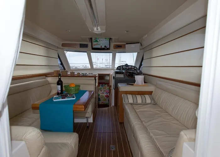 ספינת מלון Yaku Wayra Charter *